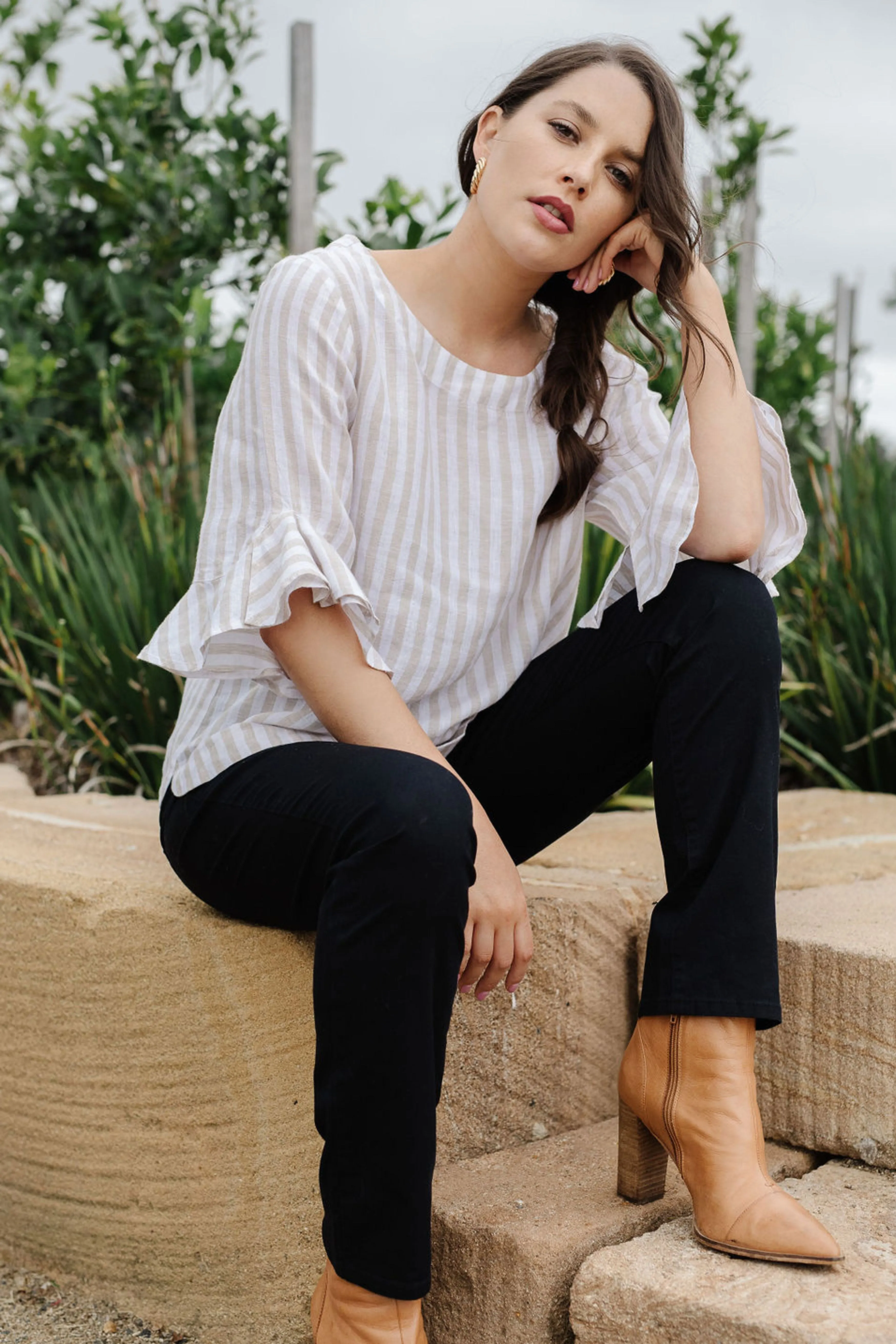 Shake Ruffle & Roll Top Beige/White